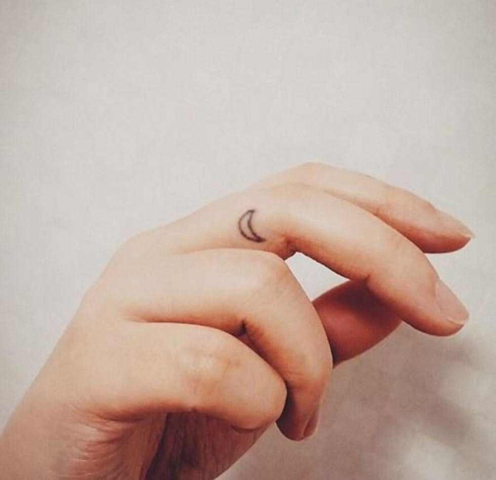 50 Delicate And Tiny Finger Tattoos To Inspire Your First