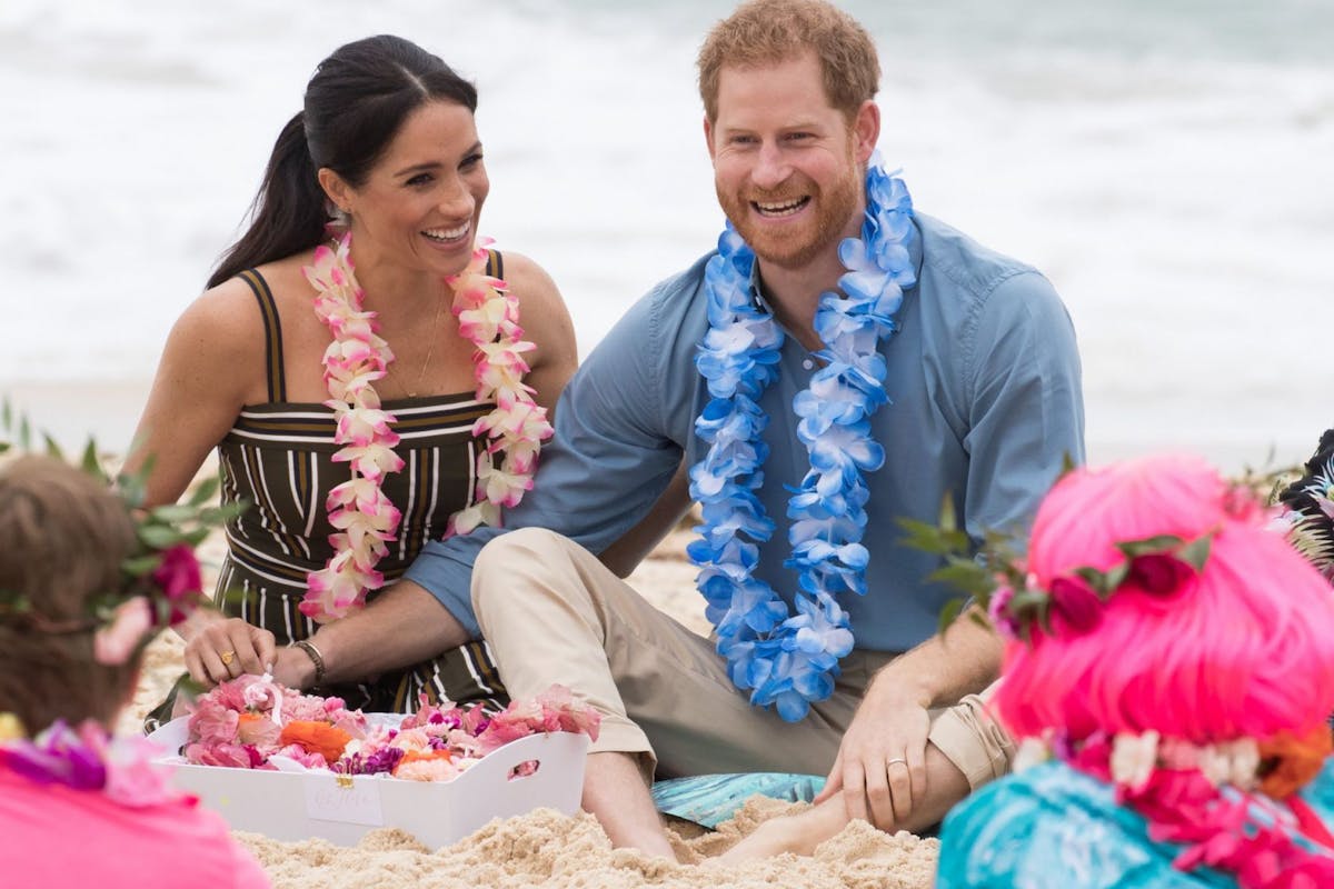 SYDNEY, AUSTRALIA - OCTOBER 19: (NO UK SALES FOR 28 DAYS) Prince Harry, Duke of Sussex and Meghan, Duchess of Sussex visit Bondi Beach on October 19, 2018 in Sydney, Australia. The Duke and Duchess of Sussex are on their official 16-day Autumn tour visiting cities in Australia, Fiji, Tonga and New Zealand. (Photo by Pool/Samir Hussein/WireImage)